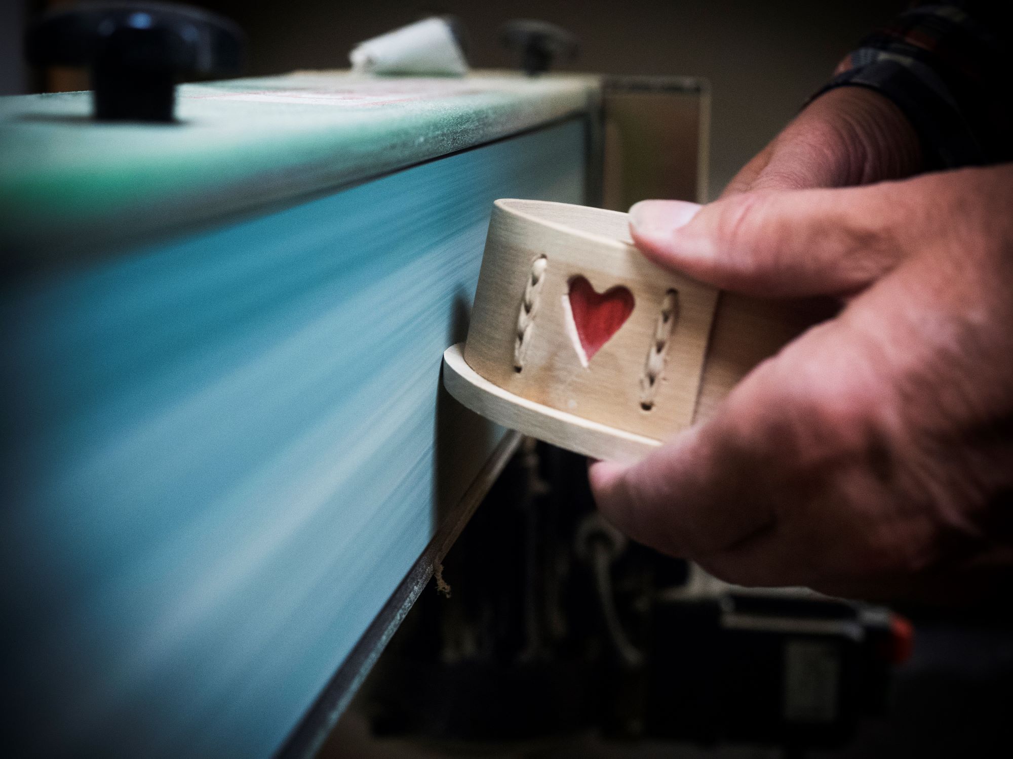 Händer som slipar en träask