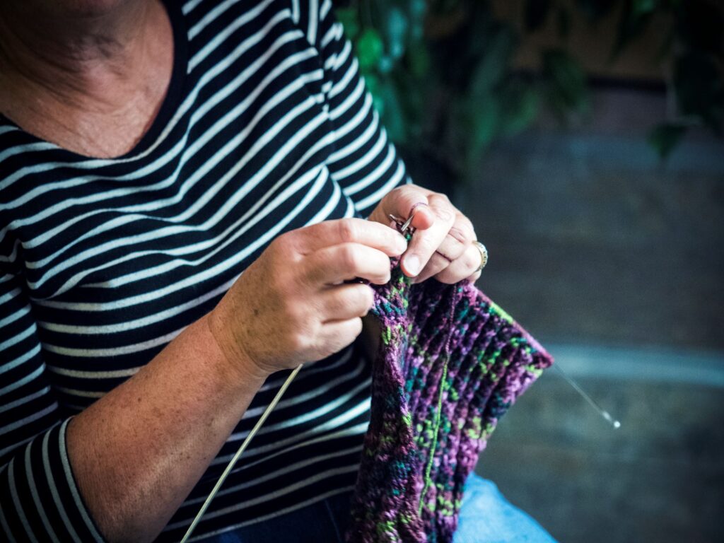 Händer som stickar
